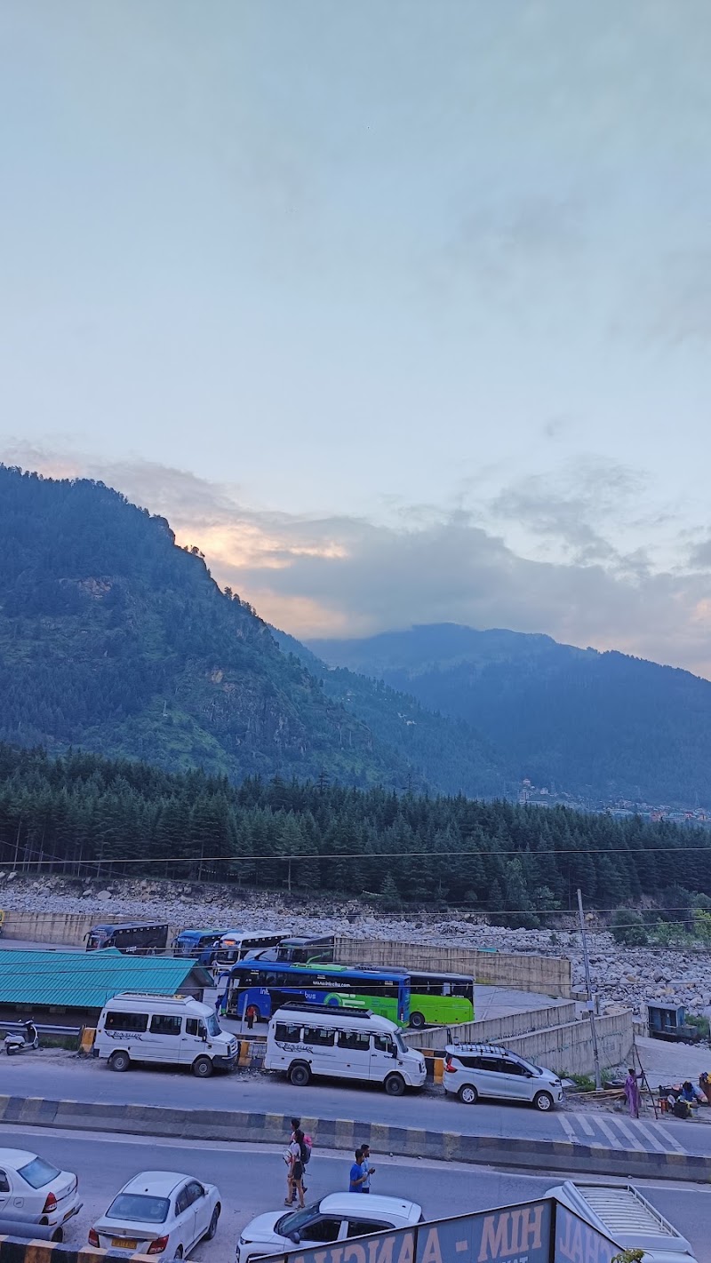 Manali Pvt Bus Stand - Manali Pvt Bus Stand, 65MQ+M74, NH 3, Dhungri Village, Manali, Nasogi, Himachal Pradesh 175131, India