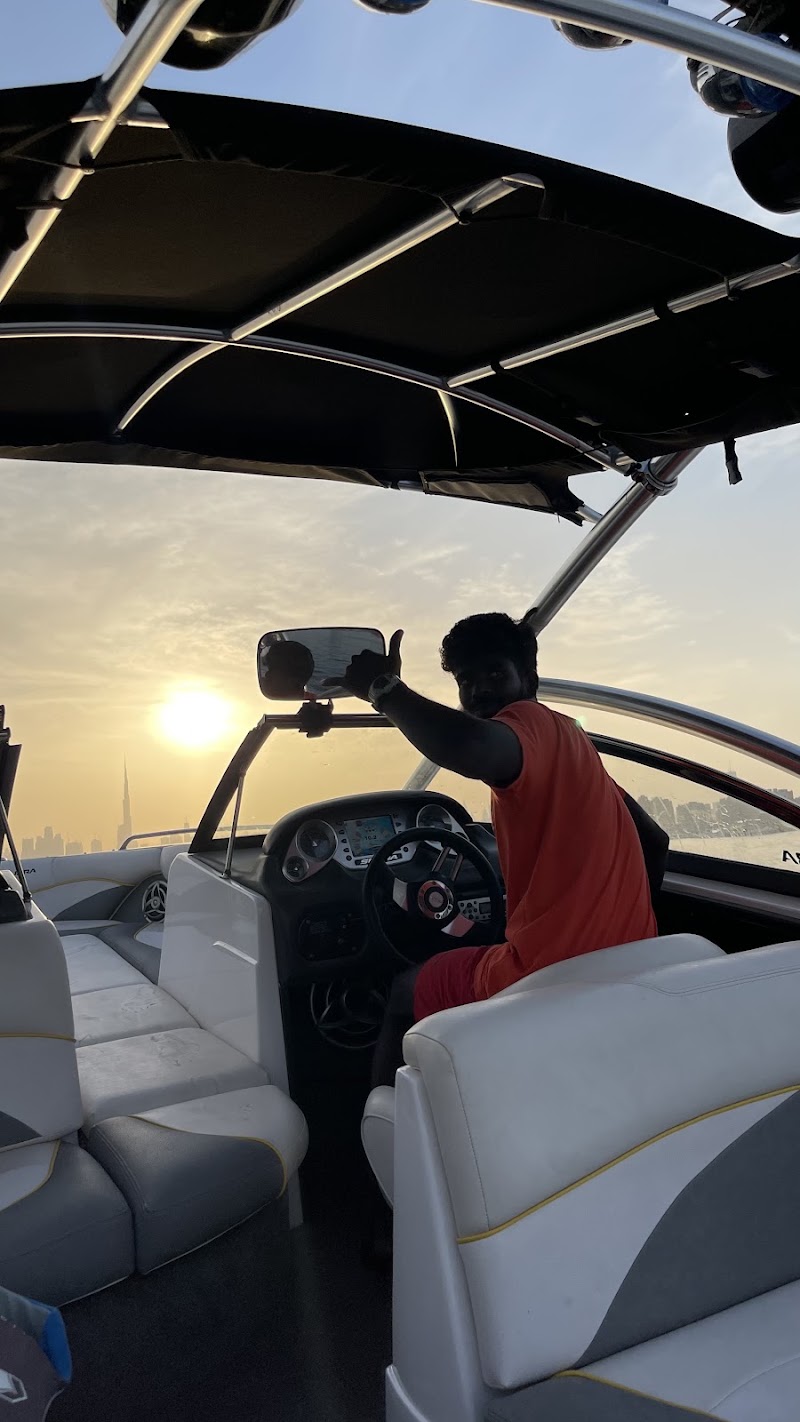 Wakesurfing & Wakeboarding - Wakesurfing & Wakeboarding, Dubai Marina - Dubai International Marine Club - Dubai - United Arab Emirates