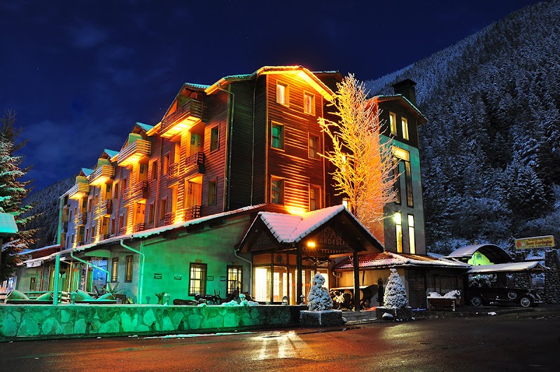 Inan Kardesler Hotel & Bungalow / Huseyin Inan