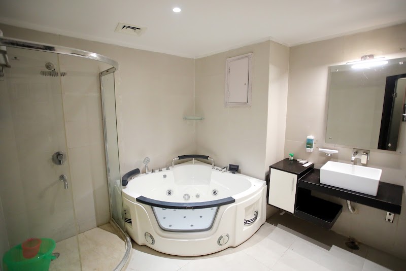 BELLMONT HOTEL - BELLMONT HOTEL 14/1, opp. Botanical Garden Metro Station, Harijan Basti, Arun Vihar, Sector 37, Noida, Uttar Pradesh 201303, India
