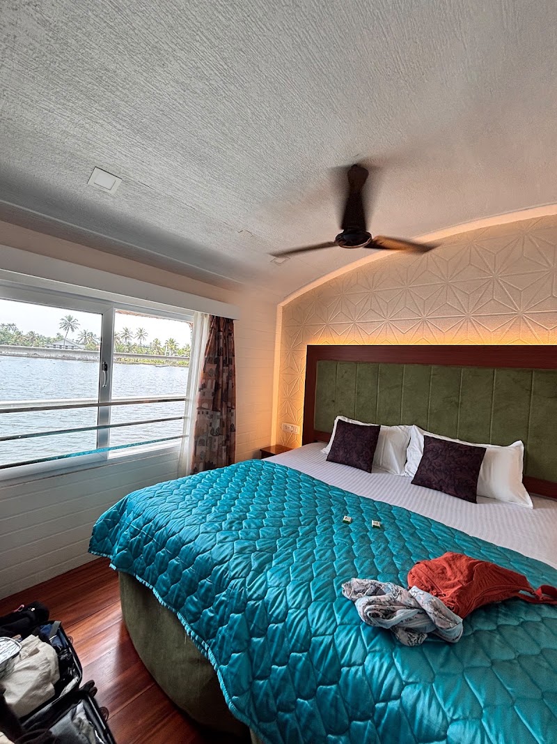 Kerala Holidays Pvt. Ltd. केरल टूर पैकेज - Kerala Holidays Pvt. Ltd. केरल टूर पैकेज, NH Bypass, above Bread World, Thykoodam, Vyttila, Kochi, Kerala 682019, India