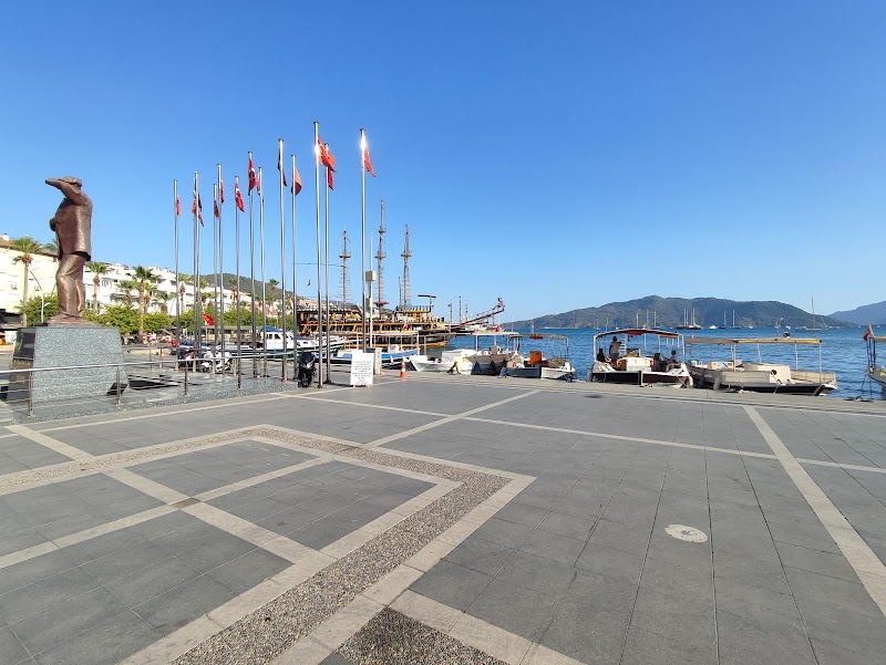 Atatürk Heykeli - Atatürk Heykeli No:, Tepe, Kordon Cd. No:52, 48700 Marmaris/Muğla, Türkiye