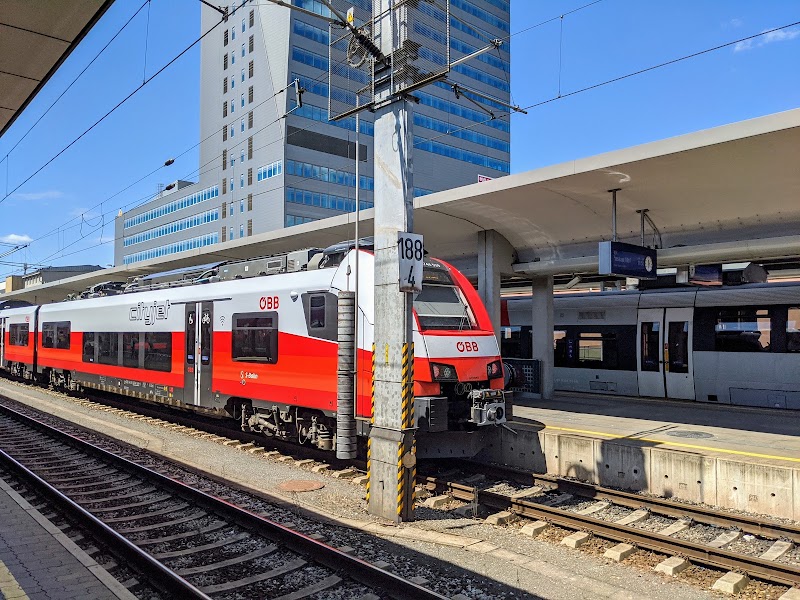 Linz Central Station - Linz Central Station, Bahnhofpl. 3-6, 4020 Linz, Austria