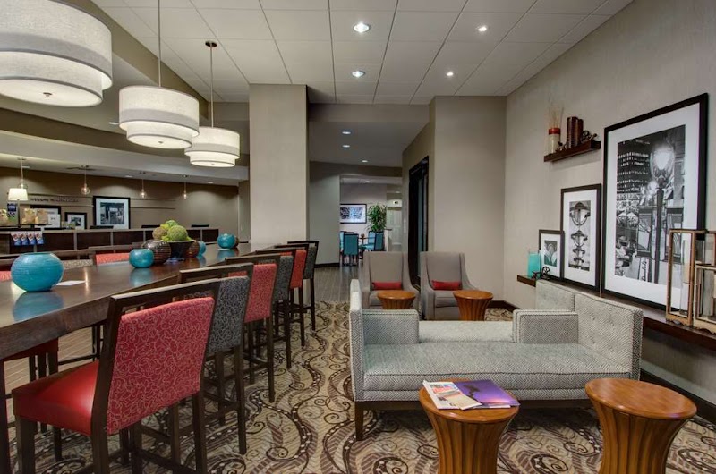 Hampton Inn & Suites Milwaukee Downtown - Hampton Inn & Suites Milwaukee Downtown, 176 W Wisconsin Ave, Milwaukee, WI 53203, USA
