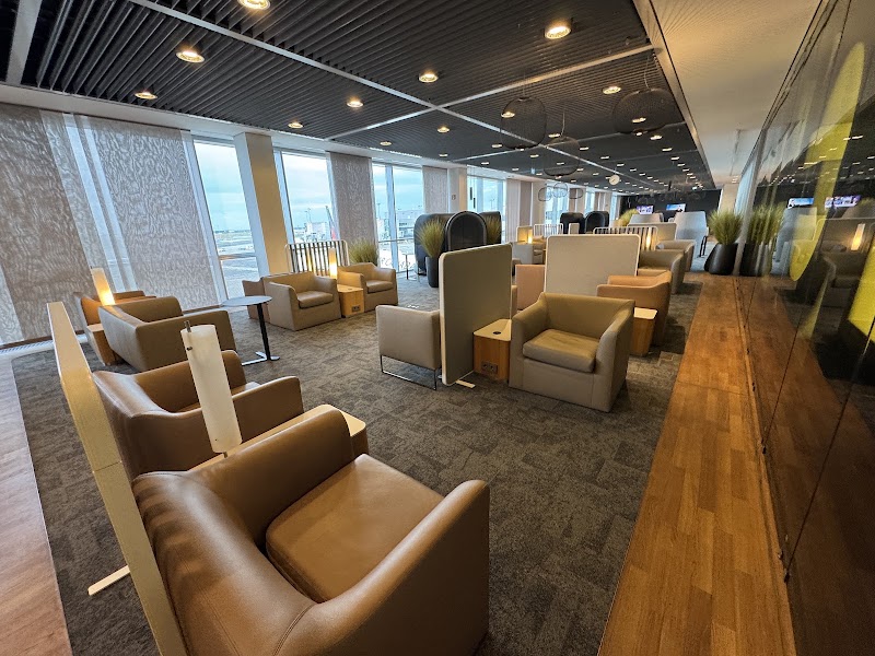Lufthansa Senator Lounge B (Non-Schengen) - Lufthansa Senator Lounge B (Non-Schengen) Terminal 1, Departure, area B next to, Gate B43, 60549 Frankfurt am Main, Germany