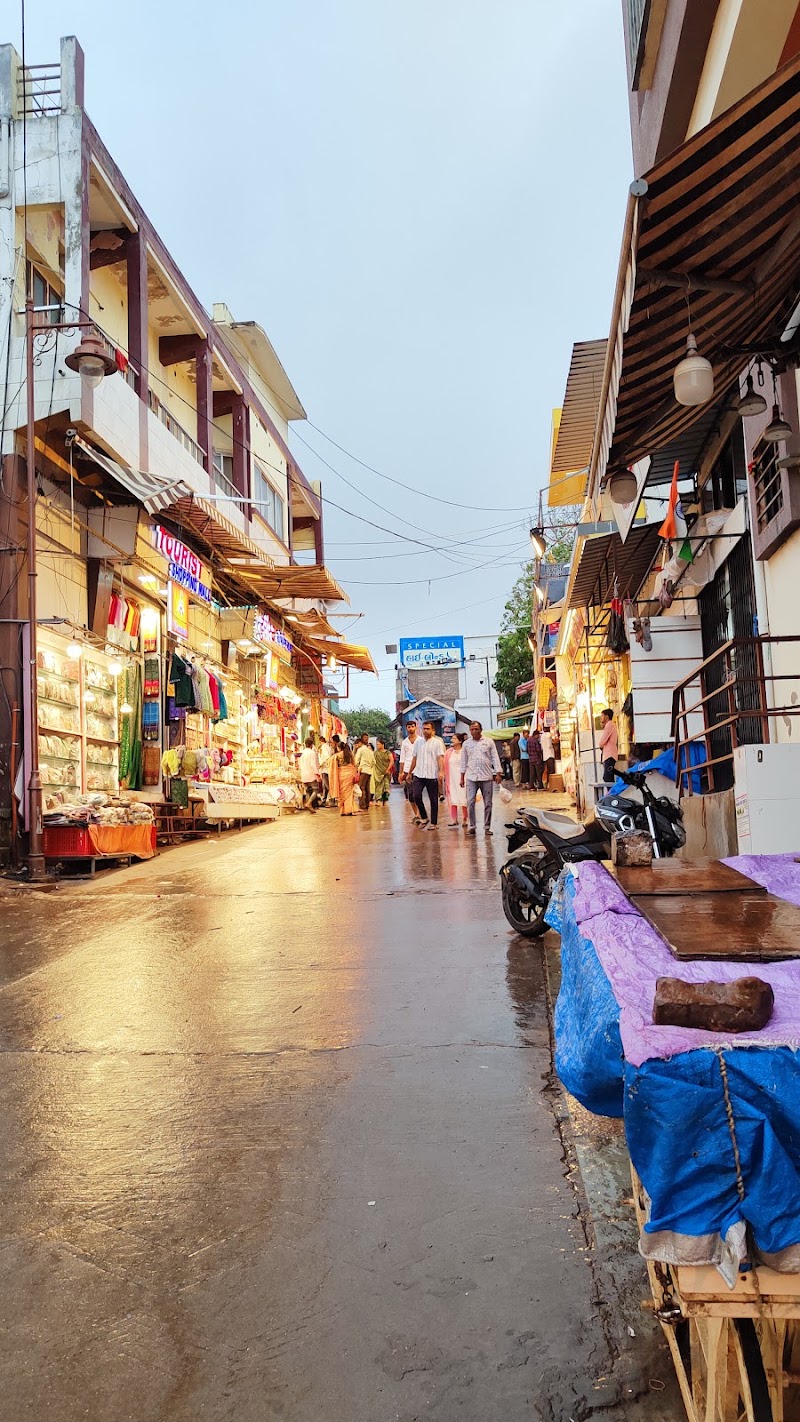 Dwarkadhish Market - Dwarkadhish Market, 6XQ9+776, Dwarkadhish Temple Rd, Dwarka, Gujarat 361335, India