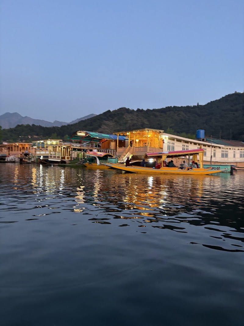 New Bombay hertiage Group Of Houseboats - New Bombay hertiage Group Of Houseboats, hotel Dal lake, Boulevard Rd, opp. New Park, Karapura, Rainawari, Srinagar, 190001