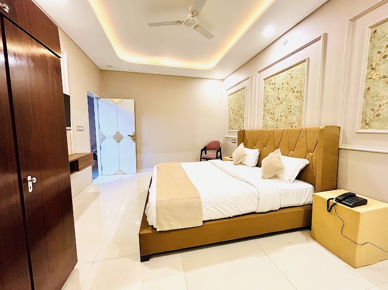 siyavar palace - siyavar palace 9J3R+QHQ infornt of hdfc bank, main road, Orchha, Madhya Pradesh 472246, India
