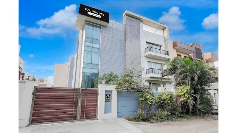 Townhouse by OYO Sector 51 Noida Near Metro Station