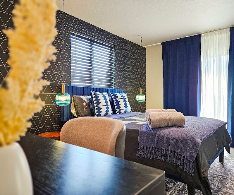 Forty First Place - Boutique Hostel - Forty First Place - Boutique Hostel, 615 W 41st Pl, Los Angeles, CA 90037, USA