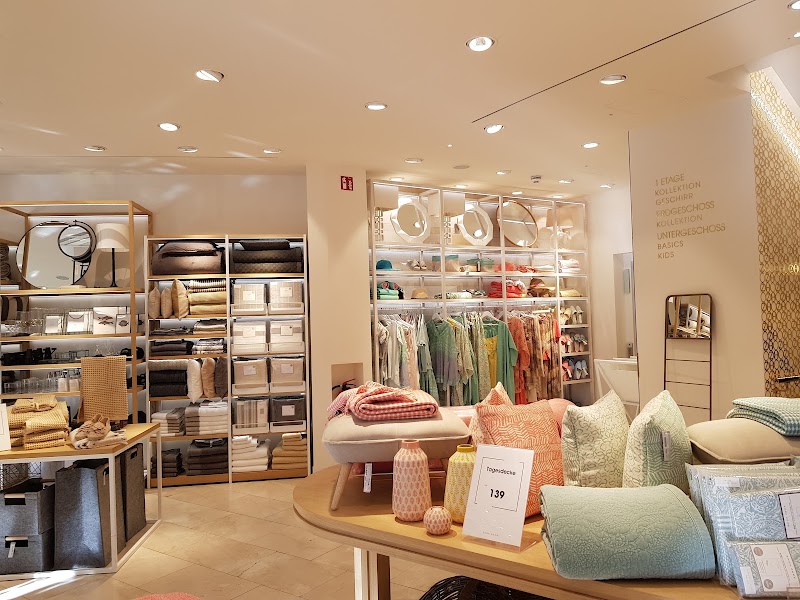 ZARA - ZARA Bahnhofstrasse 66, 8001 Zürich, Switzerland