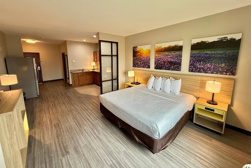Days Inn & Suites by Wyndham Houston / West Energy Corridor - Days Inn & Suites by Wyndham Houston / West Energy Corridor 7111 Rancho Mission Dr, Houston, TX 77083, USA
