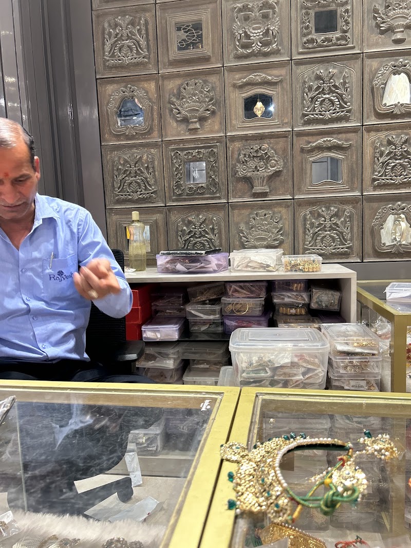 Rajvesh - Rajvesh First Floor, Johari Bazar Rd, above Shop no. 190, Johri Bazar, Bapu Bazar, Biseswarji, Jaipur, Jaipur Nagar Nigam Area, Rajasthan 302003, India