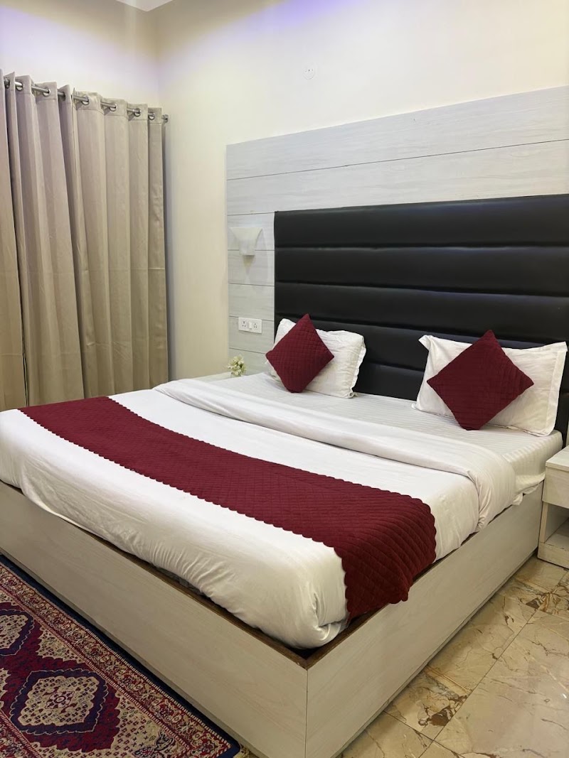 Grand Vista Retreit Hotel - Grand Vista Retreit Hotel siya Goan, Kempty Fall Rd, opp. JW Marriot Hotel, Charleville, Mussoorie, Ghatudhar, Uttarakhand 248179, India
