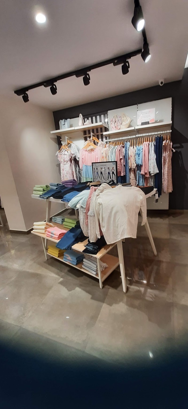 AND - Linking Road, Mumbai - AND - Linking Road, Mumbai Plot No 172, Bajaj Niwas, Linking Rd, Khar, Khar West, Mumbai, Maharashtra 400052, India