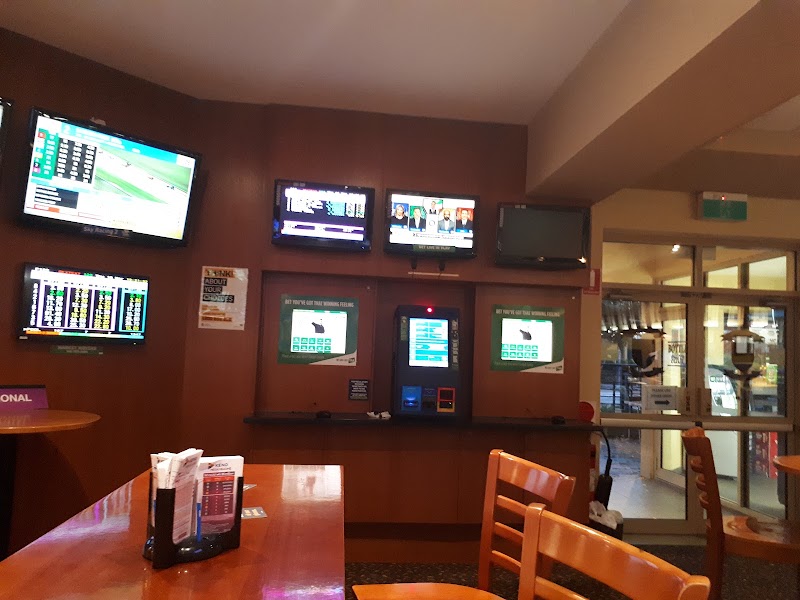Royal Hotel - Royal Hotel 220 Macquarie Rd, Springwood NSW 2777, Australia