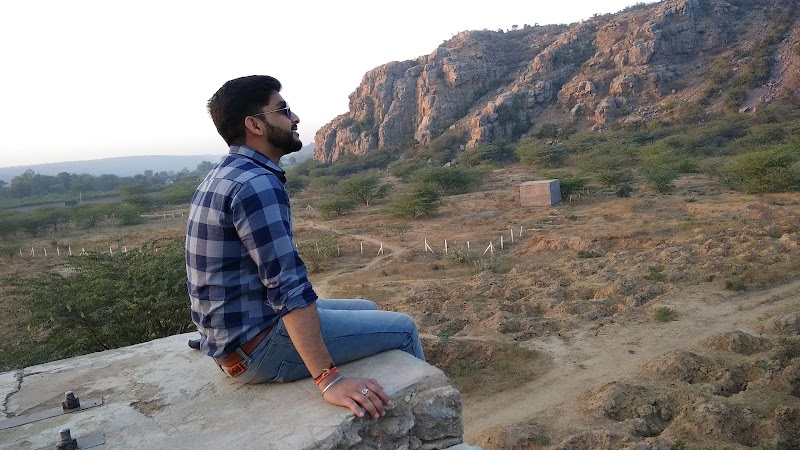 Dhauj Rock Climbing - Dhauj Rock Climbing 955P+X72, Manger - Dhauj Rd, Haryana 121004, India