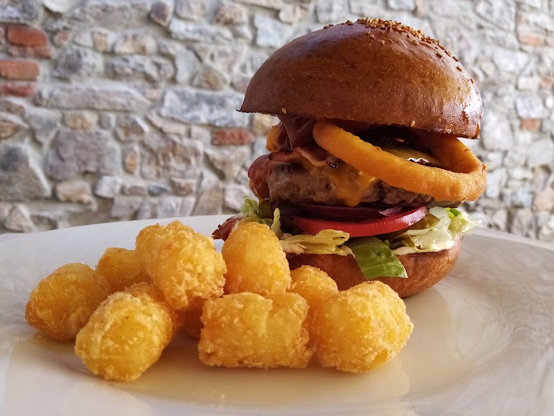 Columbus burger restaurant - Columbus burger restaurant 3, Heydukova 164, Vnitřní Město, 397 01 Písek-Písek 1, Czechia