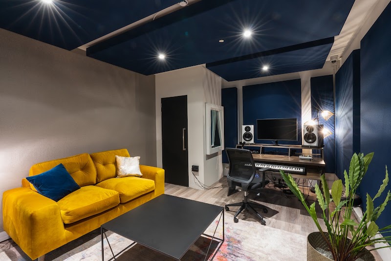 Qube Acton – Recording, Podcast & Photography Studios - Qube Acton – Recording, Podcast & Photography Studios 168 Dukes Rd, London W3 0SL, UK