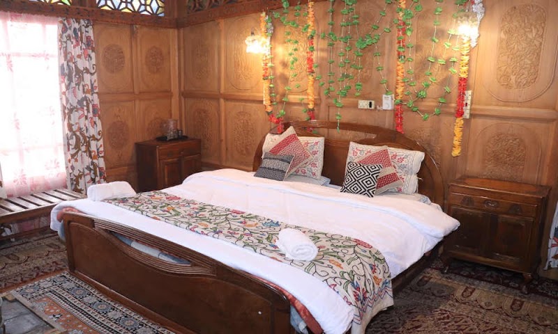 Houseboat Hilton Kashmir - Houseboat Hilton Kashmir Dal Lake, Gate No: 14, Karapura, Rainawari, Srinagar, 190001