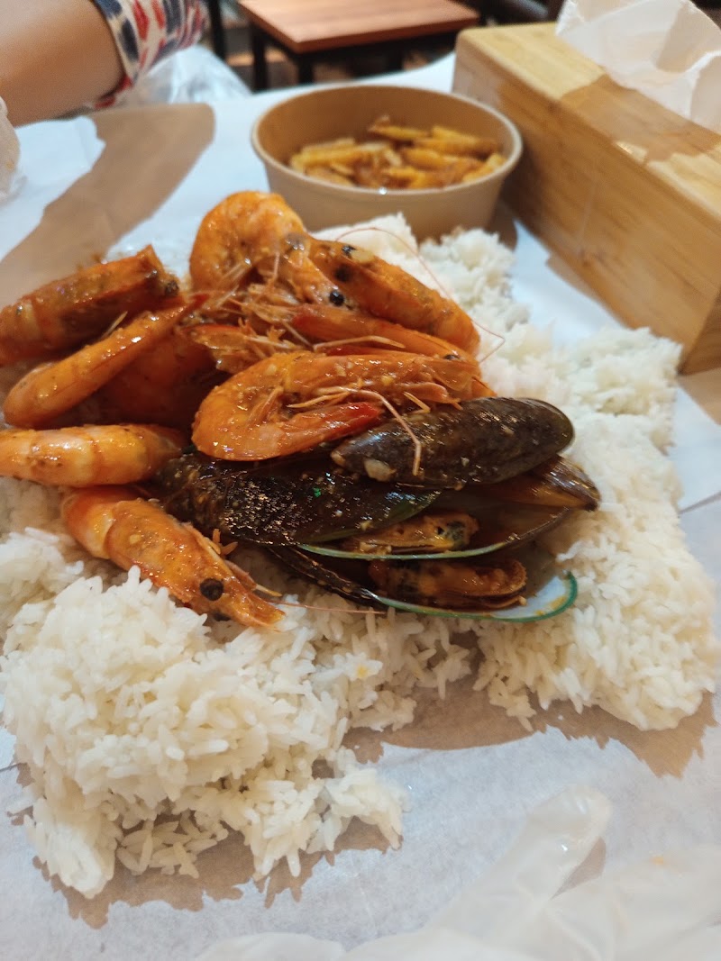 Off The Hook Seafood Restaurant - Airport Road - Off The Hook Seafood Restaurant - Airport Road, 2 Sheikh Rashid Bin Saeed St - Al Manhal - W13 01 - Abu Dhabi - United Arab Emirates