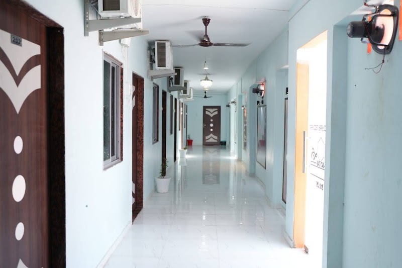Ram Lalla Palace - Ram Lalla Palace, Tapsvi ji ki Chawani, near Tulsi Smarak, Bhavan, दांत धवन कुंद, रामघाट, न्यू कॉलोनी, अयोध्या, उत्तर प्रदेश 224123, India
