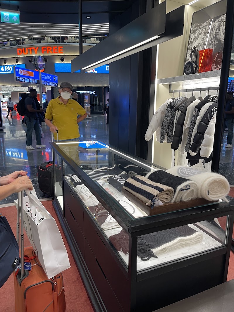 Moncler - Moncler Dis Hatlar Gids Kati, Gümrüksüz Satış Mağazası, Tayakadin Mahallsi, Term.Caddesi No 1 No F6-20, 34283 Arnavutköy/İstanbul, Türkiye