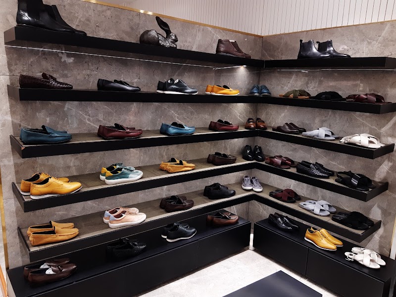 Rare Rabbit, Ambience Island - Rare Rabbit, Ambience Island No F120, 1st Floor, Ambience Mall, NH 8, Ambience Island, DLF Phase 3, Sector 24, Gurugram, Haryana 122002, India