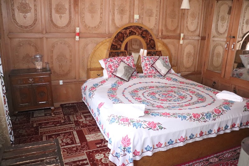 Houseboat Hilton Kashmir - Houseboat Hilton Kashmir Dal Lake, Gate No: 14, Karapura, Rainawari, Srinagar, 190001