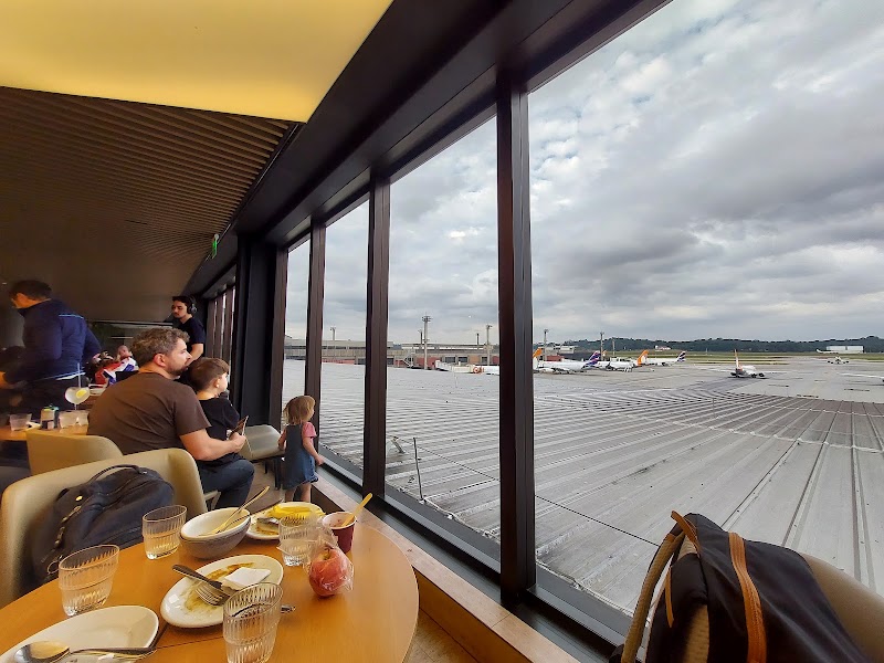 Plaza Premium Lounge (Embarque Doméstico, Terminal 2) - Plaza Premium Lounge (Embarque Doméstico, Terminal 2), Near Gate 209 - 224, Terminal 2, Domestic Departure - GRU Airport - R. Interna do Aeroporto Internacional de Guarulhos - Guarulhos, SP, 07190-100, Brazil