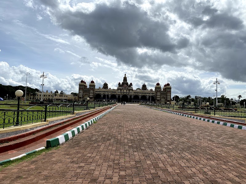 ಮೈಸೂರು ಅರಮನೆ ಉದ್ಯಾನವನ - ಮೈಸೂರು ಅರಮನೆ ಉದ್ಯಾನವನ 8M44+3F7, Agrahara, Chamrajpura, Mysuru, Karnataka 570001, India