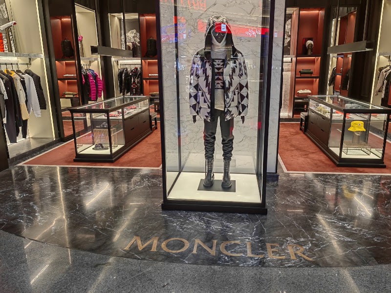 Moncler - Moncler Dis Hatlar Gids Kati, Gümrüksüz Satış Mağazası, Tayakadin Mahallsi, Term.Caddesi No 1 No F6-20, 34283 Arnavutköy/İstanbul, Türkiye