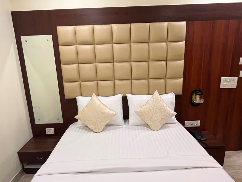 Townhouse by OYO Refresh - Townhouse by OYO Refresh, 24 Lee Road, Near, Sambhunath Pandit Hospital Ln, beside Fashion Factory, Gaza Park, Sreepally, Bhowanipore, Kolkata, West Bengal 700020, India