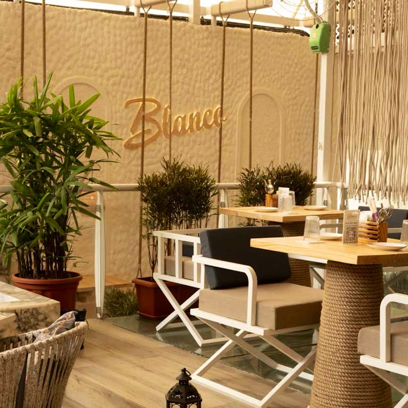 Blanco Bar by the pool