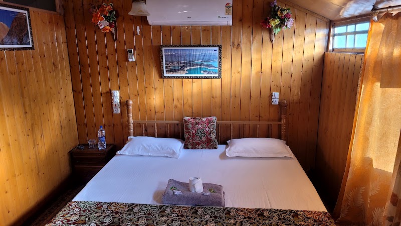 Houseboat Tashkand - Houseboat Tashkand 08, Boulevard Rd, opp. Ghat, Karapura, dal lake, Srinagar, 190001