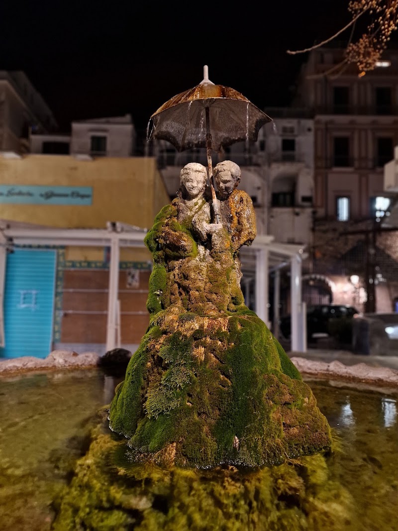 Statue Dedicated to Flavio Gioia (Amalfi) - Statue Dedicated to Flavio Gioia (Amalfi), Piazza Flavio Gioia, 84011 Amalfi SA, Italy