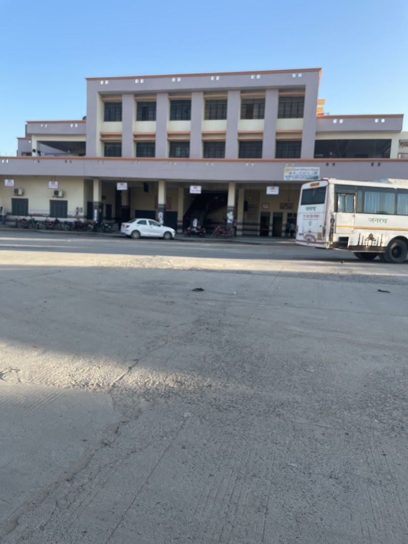 Mau Roadways - Mau Roadways, WHP9+J34, Sahadatpura, Mau, Uttar Pradesh 275101, India