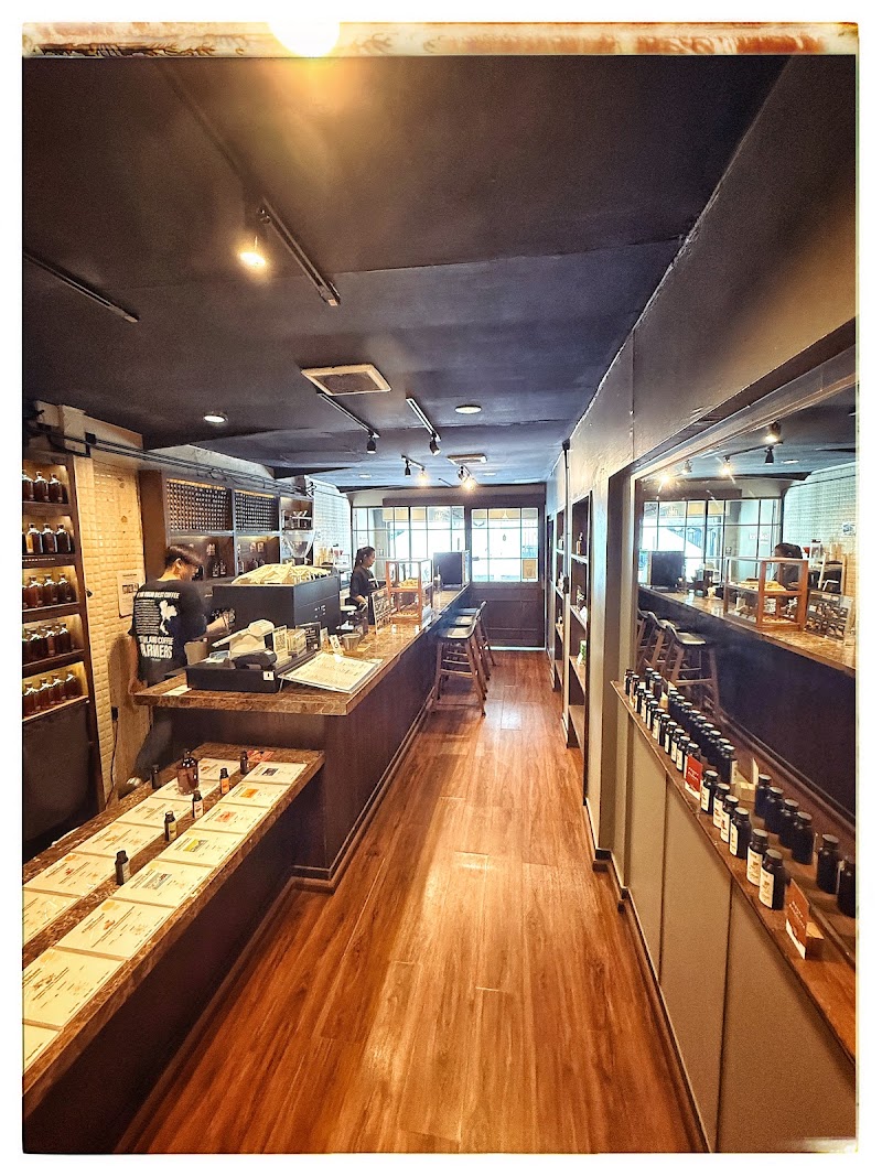 Y'EST WORKS Coffee Roastery - Y'EST WORKS Coffee Roastery 41, 1 Soi Sukhumvit 23, Khwaeng Khlong Toei Nuea, Watthana, Krung Thep Maha Nakhon 10110, Thailand