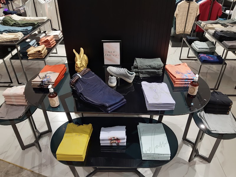 Rare Rabbit, Ambience Island - Rare Rabbit, Ambience Island No F120, 1st Floor, Ambience Mall, NH 8, Ambience Island, DLF Phase 3, Sector 24, Gurugram, Haryana 122002, India