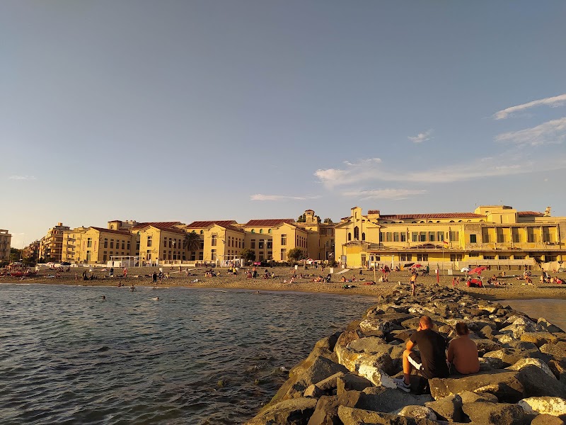 Spiaggia libera Gialla - Spiaggia libera Gialla, Lungomare Paolo Toscanelli, 137a, 00121 Lido di Ostia RM, Italy