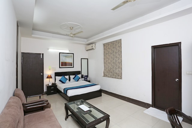 Super OYO Diamond Stays Near ISKCON Temple Noida - Super OYO Diamond Stays Near ISKCON Temple Noida H 57, H57, Sector 51, Noida, Uttar Pradesh 201303, India
