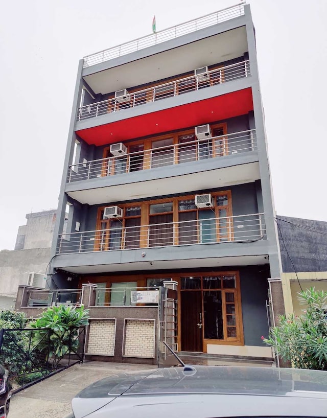 Hotel O Diamond Inn Near Noida Sector 51 Metro Station