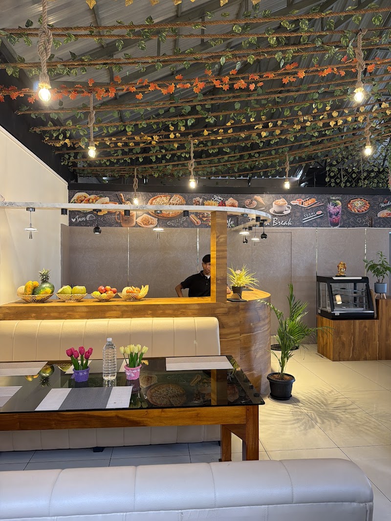 TOP ROOF CAFE - TOP ROOF CAFE 3RD FLOOR, CAPITAL TOWER, BM Rd, near RELIANCE DIGITAL, Kushalnagar, Karnataka 571234, India