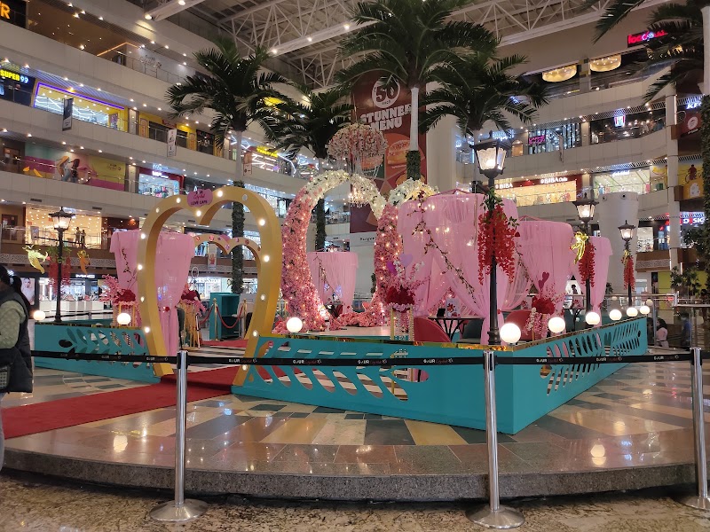 Gaur City Mall - Gaur City Mall Greater Noida W Rd, Gaur City 1, Sector 4, Greater Noida, Ghaziabad, Uttar Pradesh 201318, India