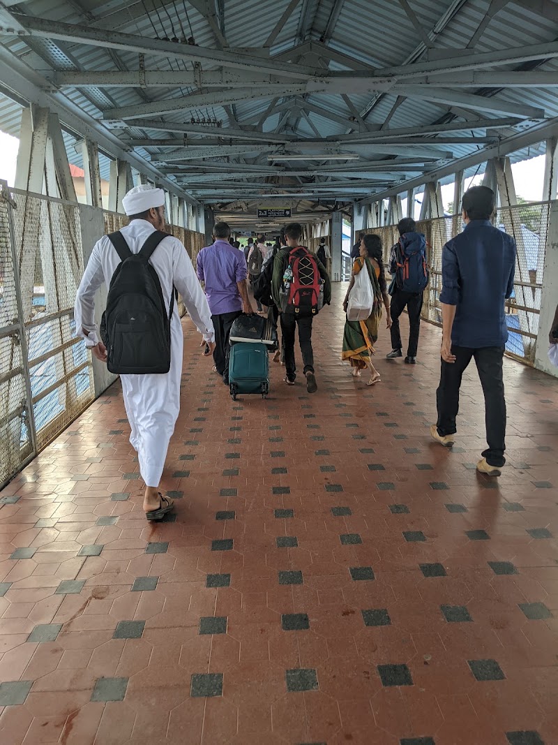 Kozhikode Railway Station Foot Over Bridge - Kozhikode Railway Station Foot Over Bridge, 6QWJ+R8V, Unnamed Road, Palayam, Kozhikode, Keralam 673001, India