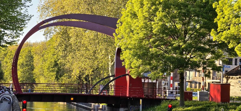 The Red Bridge - The Red Bridge, Loevenhoutsedijk 78, 3552 AE Utrecht, Netherlands