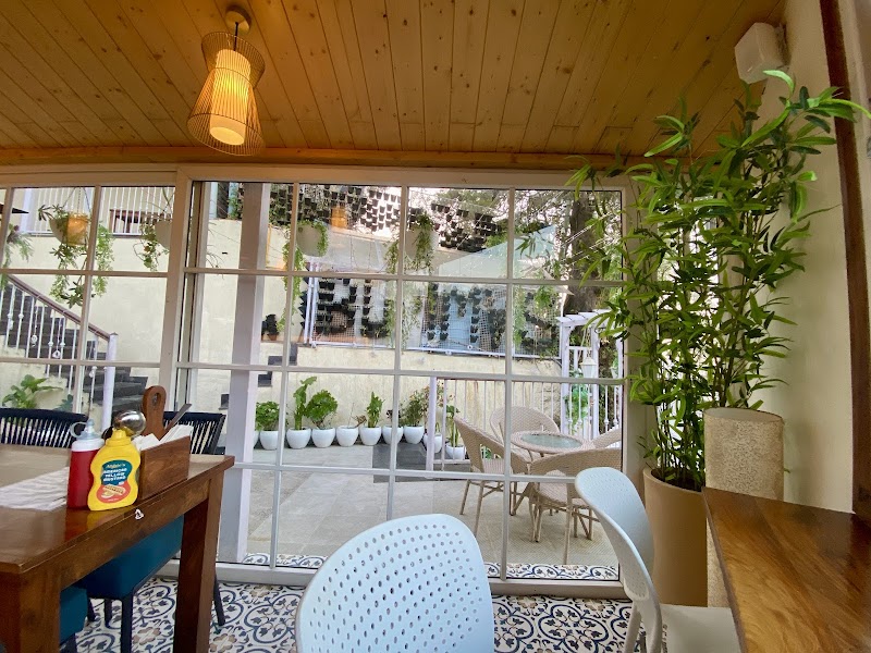 Bummy's by Vyaana Retreats - Bummy's by Vyaana Retreats Near, Ambedkar Chowk, Library, The Mall Road, Mussoorie, Uttarakhand 248179, India