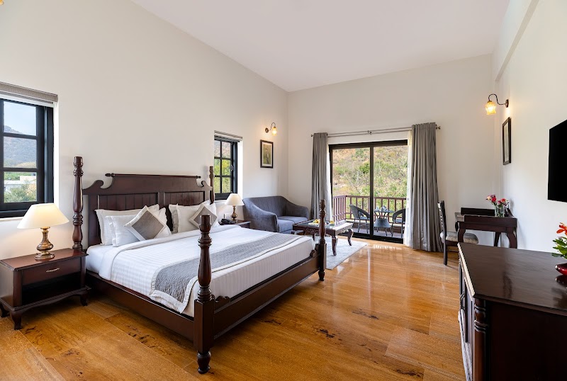 The Hunting Lodge - Luxury Resort in Udaipur, Organic Luxury Resort - The Hunting Lodge - Luxury Resort in Udaipur, Organic Luxury Resort Near Mahraja college of Management, NH 76, Airport Road, Udaipur, Rajasthan 313001, India