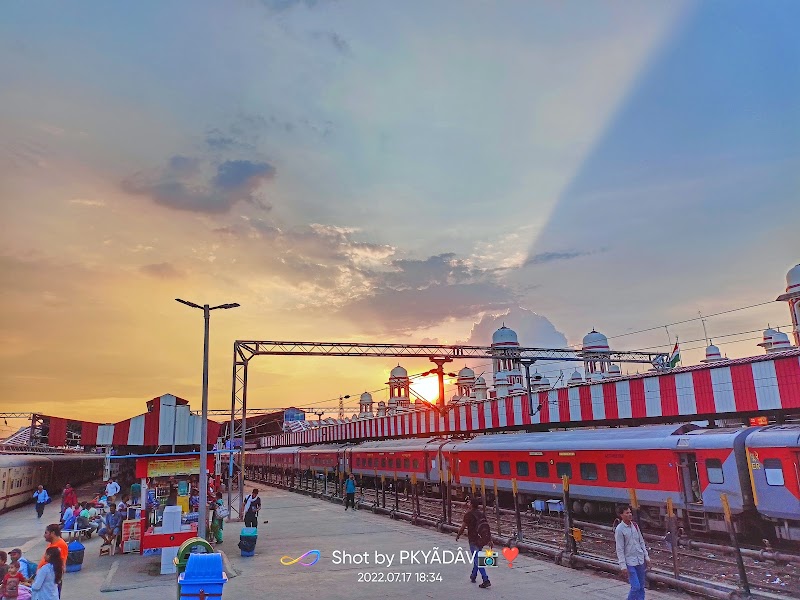 Charbagh Railway Station - Charbagh Railway Station, Rest Camp Colony, Railway Colony, Charbagh, Lucknow, Uttar Pradesh 226004, India