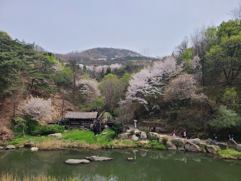 Hongjecheon Artificial Waterfall - Hongjecheon Artificial Waterfall Moraenae-ro, Seodaemun-gu, Seoul, South Korea